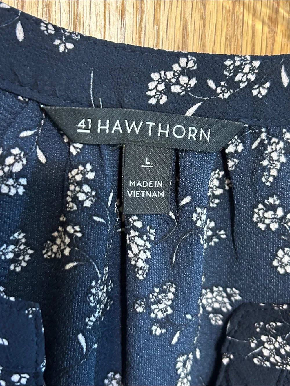 41 Hawthorn blouse top black and white Floral V-Neck working girl